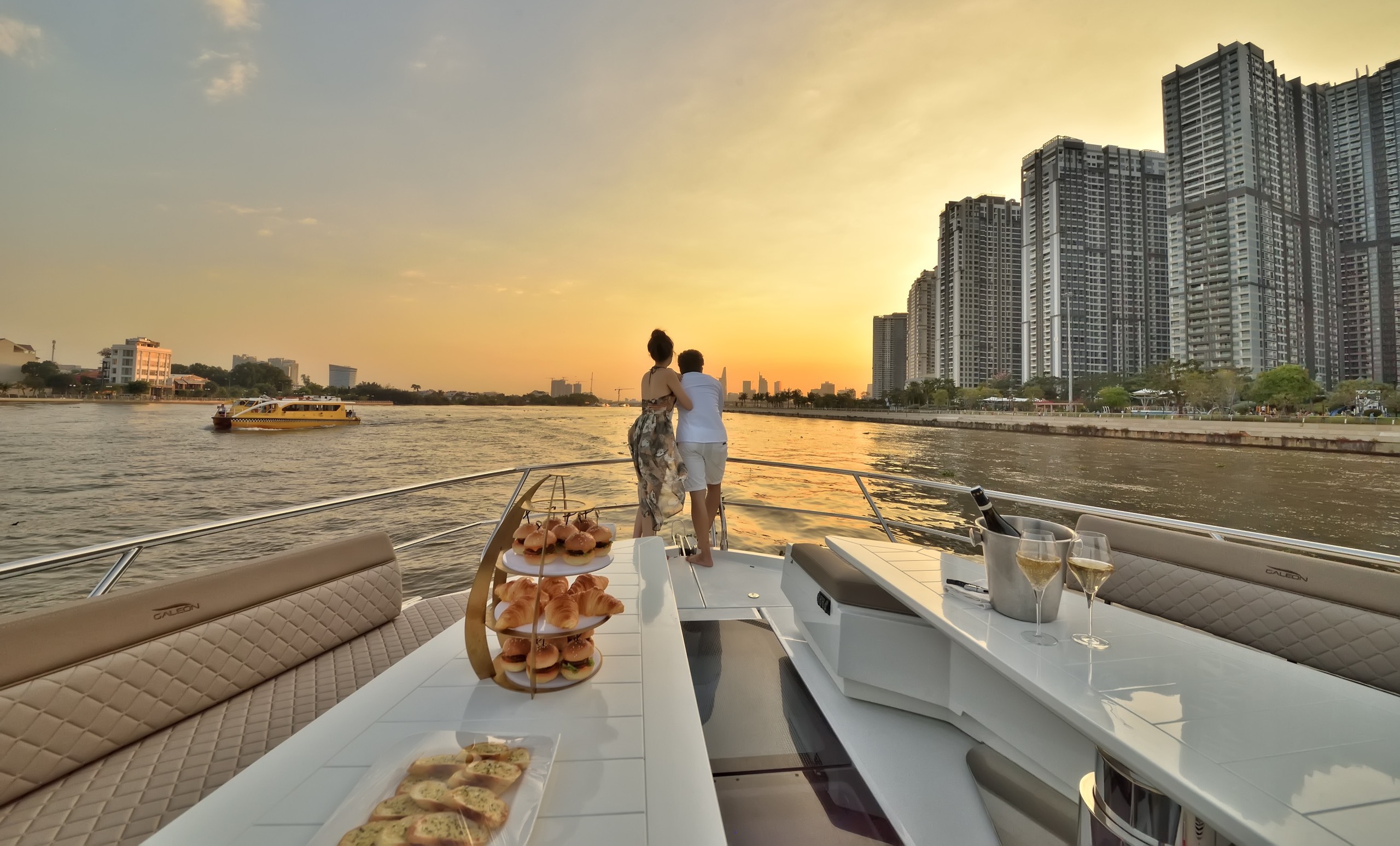 Tour ngắm hoàng hôn trên sông Sài Gòn bằng du thuyền 5 sao